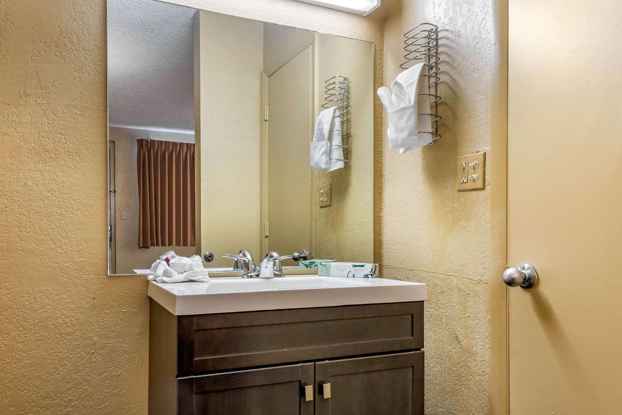Rodeway Inn Пуэбло Экстерьер фото