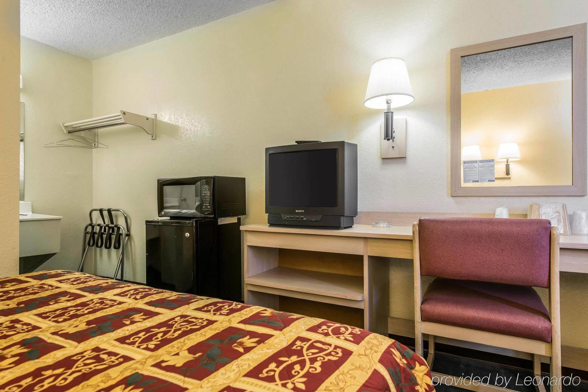 Rodeway Inn Пуэбло Экстерьер фото